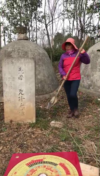 蒋佳明大师 现场为客户布局阴宅墓地风水 蒋佳明大师 现场为客户布局阴宅墓地风水